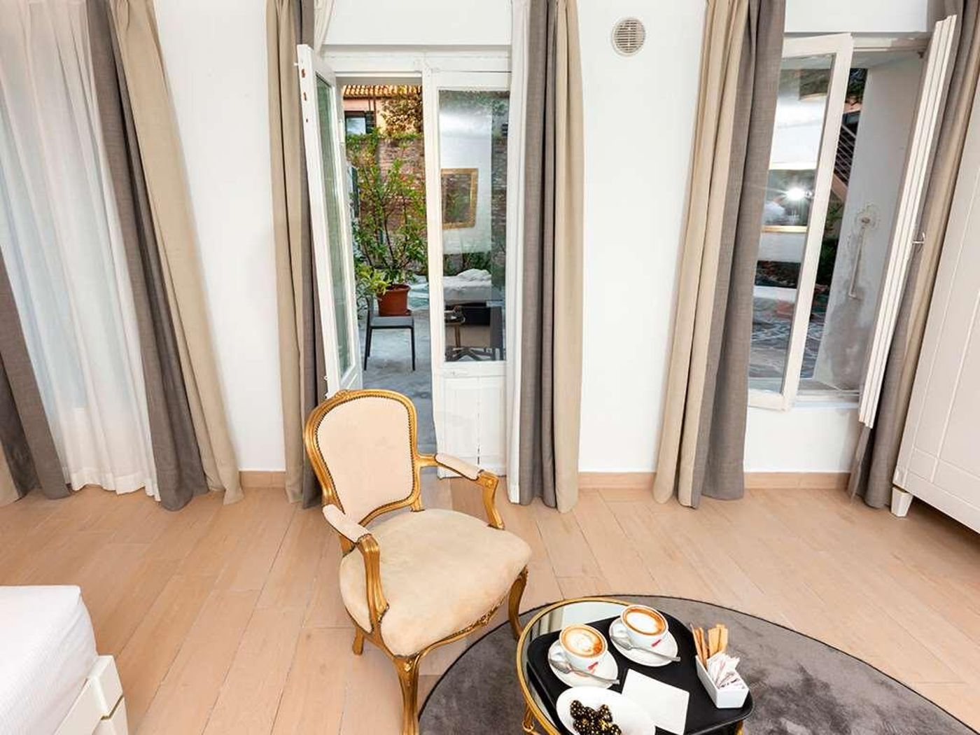 Sonder-Salute-Palace-Room-40