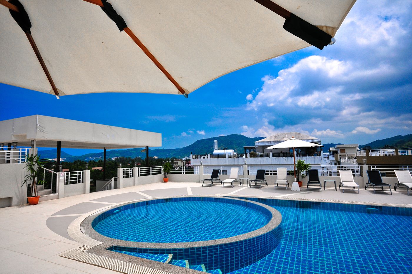 The-ASHLEE-Plaza-Patong-Hotel---Spa-Pool-2