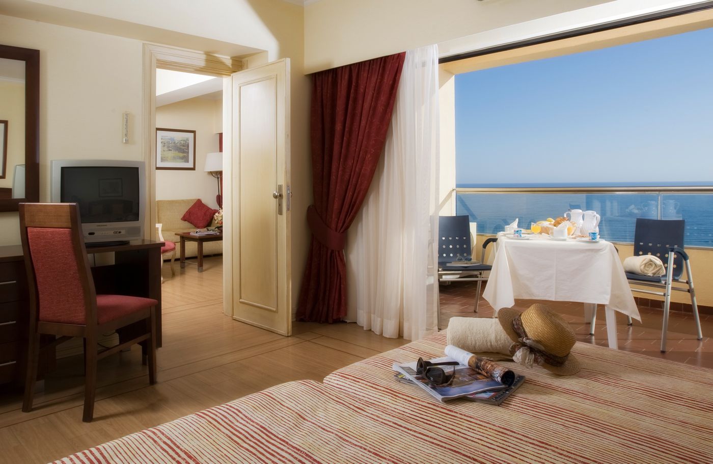 Yellow-Praia-Monte-Gordo-Hotel-Room-7