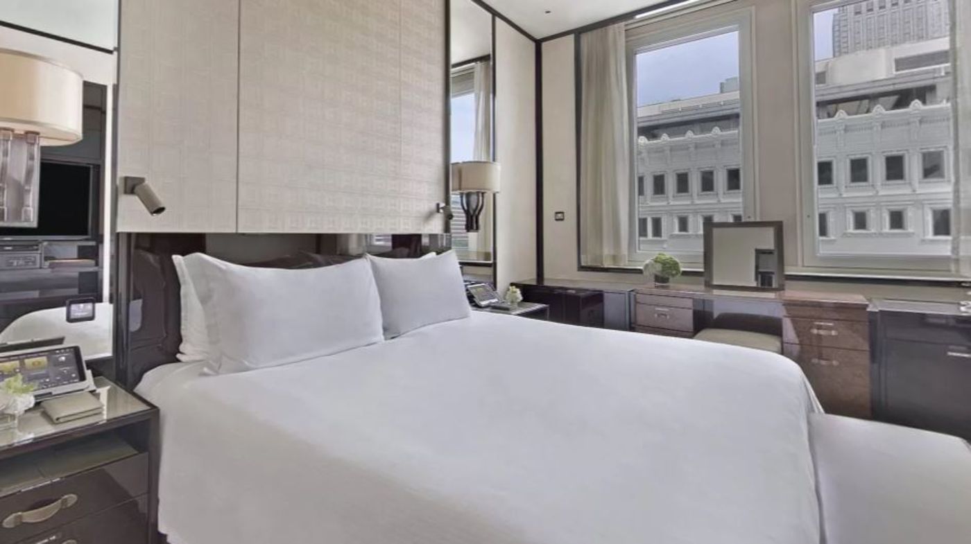 The-Peninsula-Hong-Kong-Room-37