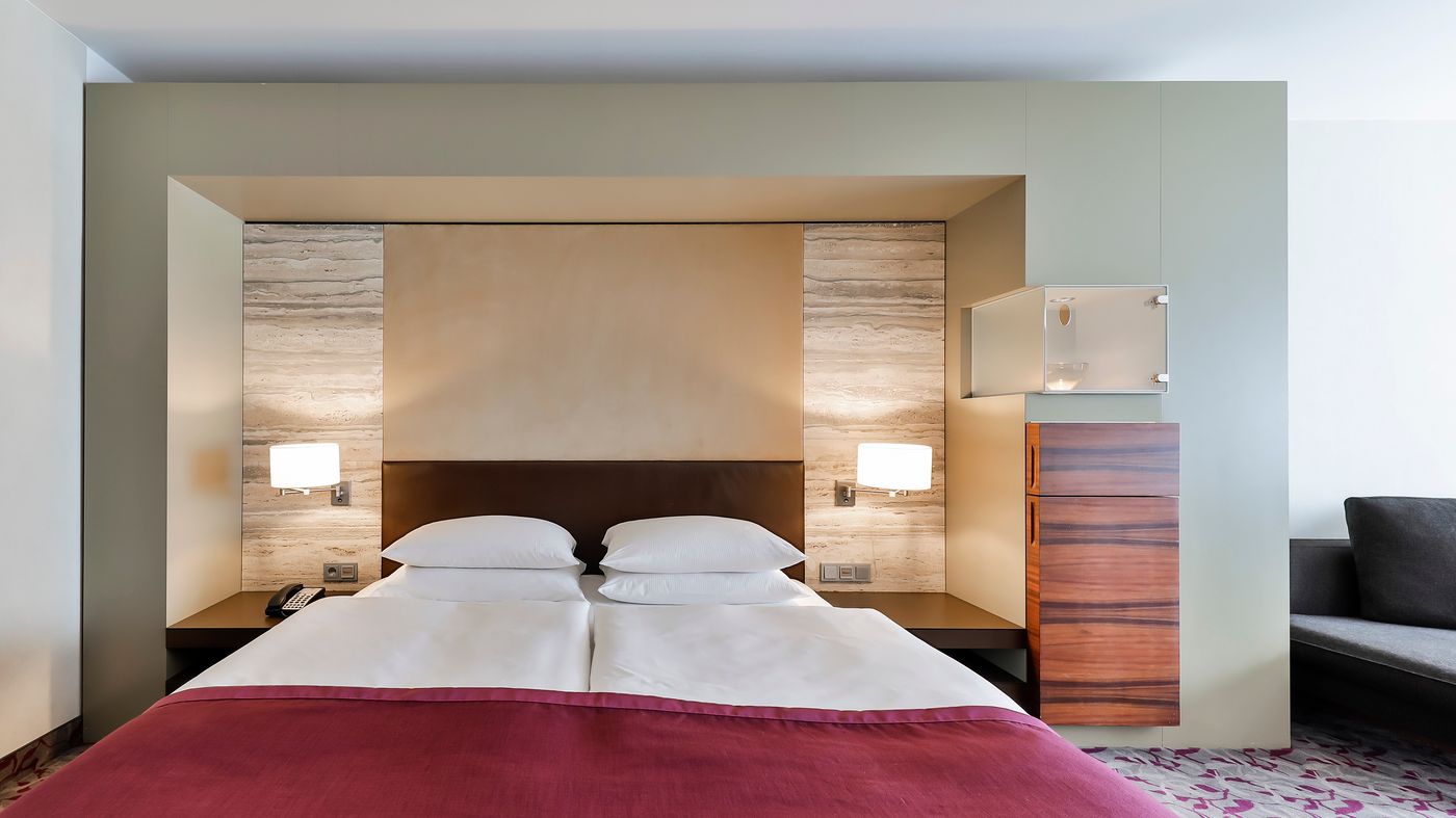 Dorint-Hotel-am-Heumarkt-Koln-Room-17