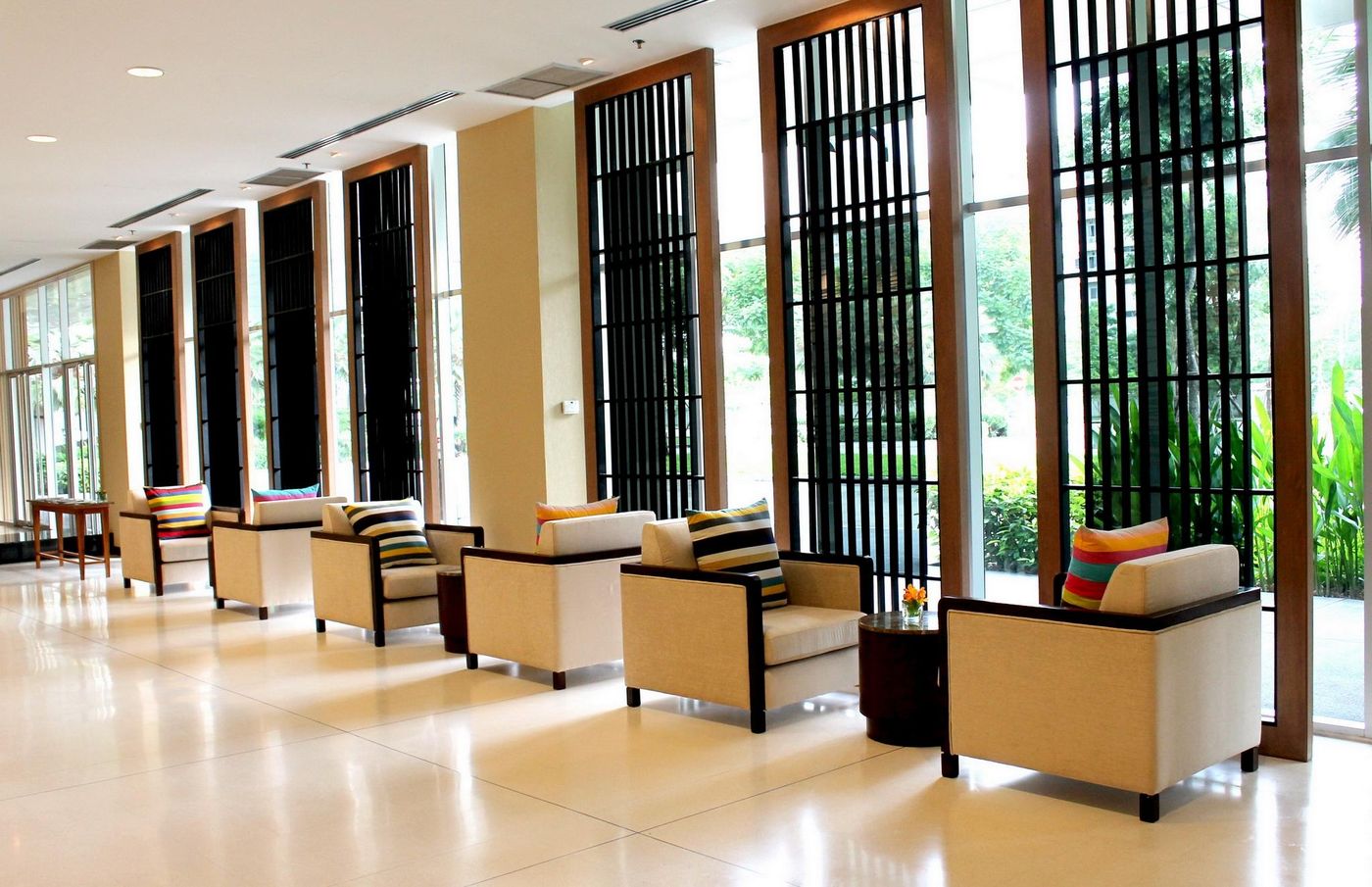 Centara-Life-Government-Complex-Hotel---Convention-Bar-3