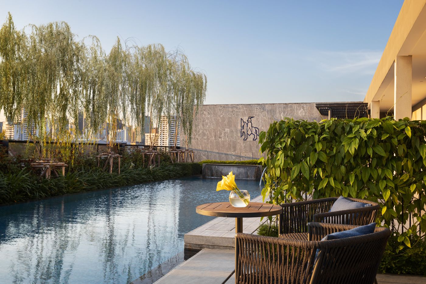 Walton-Suites-Sukhumvit-Pool-64