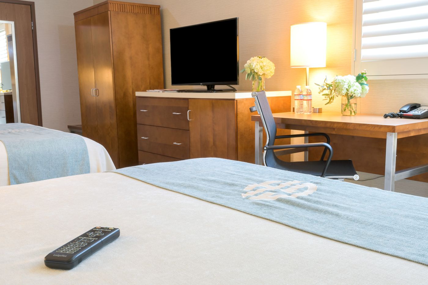 Gateway-Hotel-Santa-Monica-Room-18