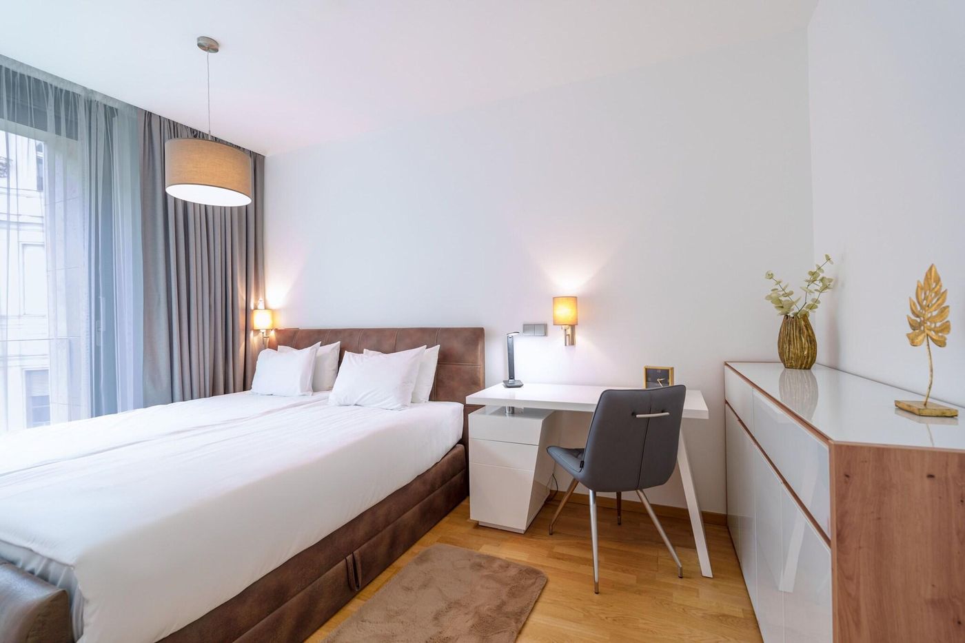 Hotel-Emerald---Suites-Room-76