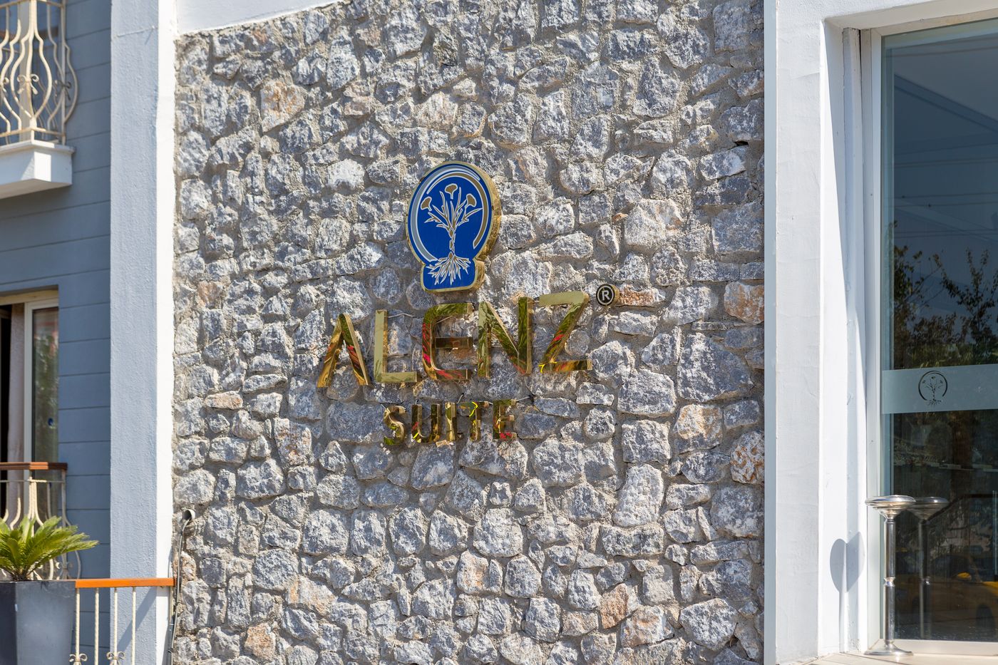 Alenz-Suite-Hotel-Lobby-9