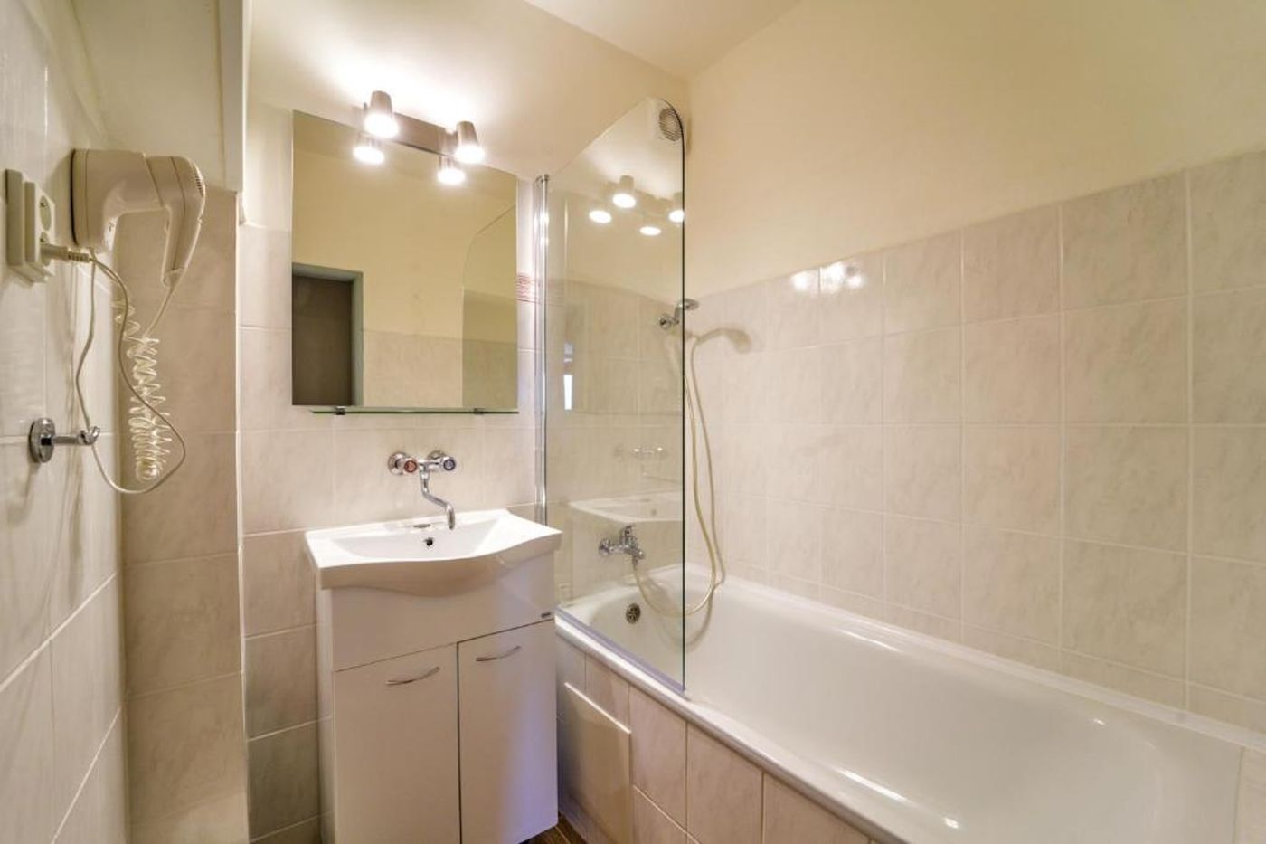 Charles-Central-Room-17