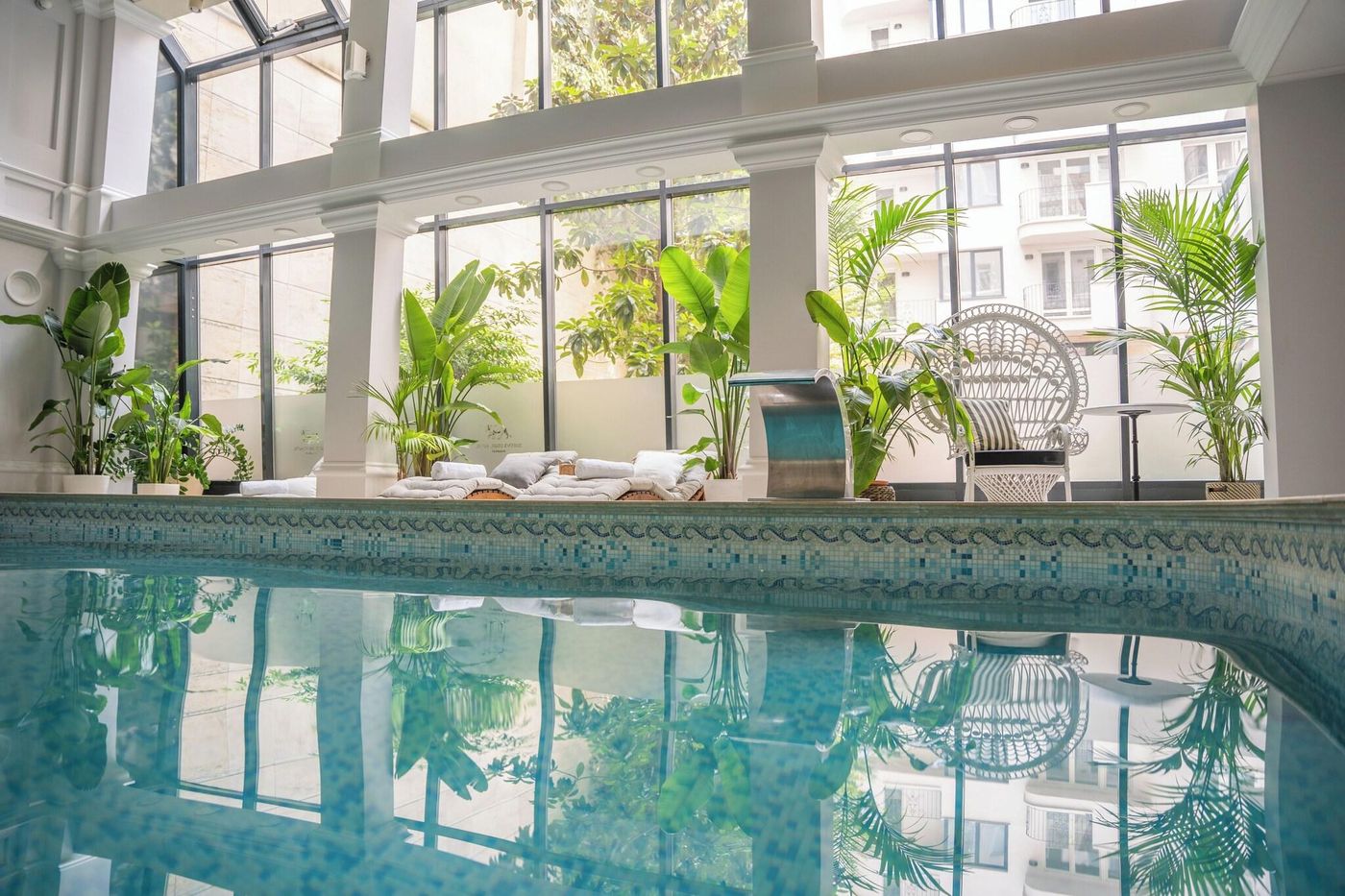 Queen-s-Court-Hotel-and-Residence-Pool-66