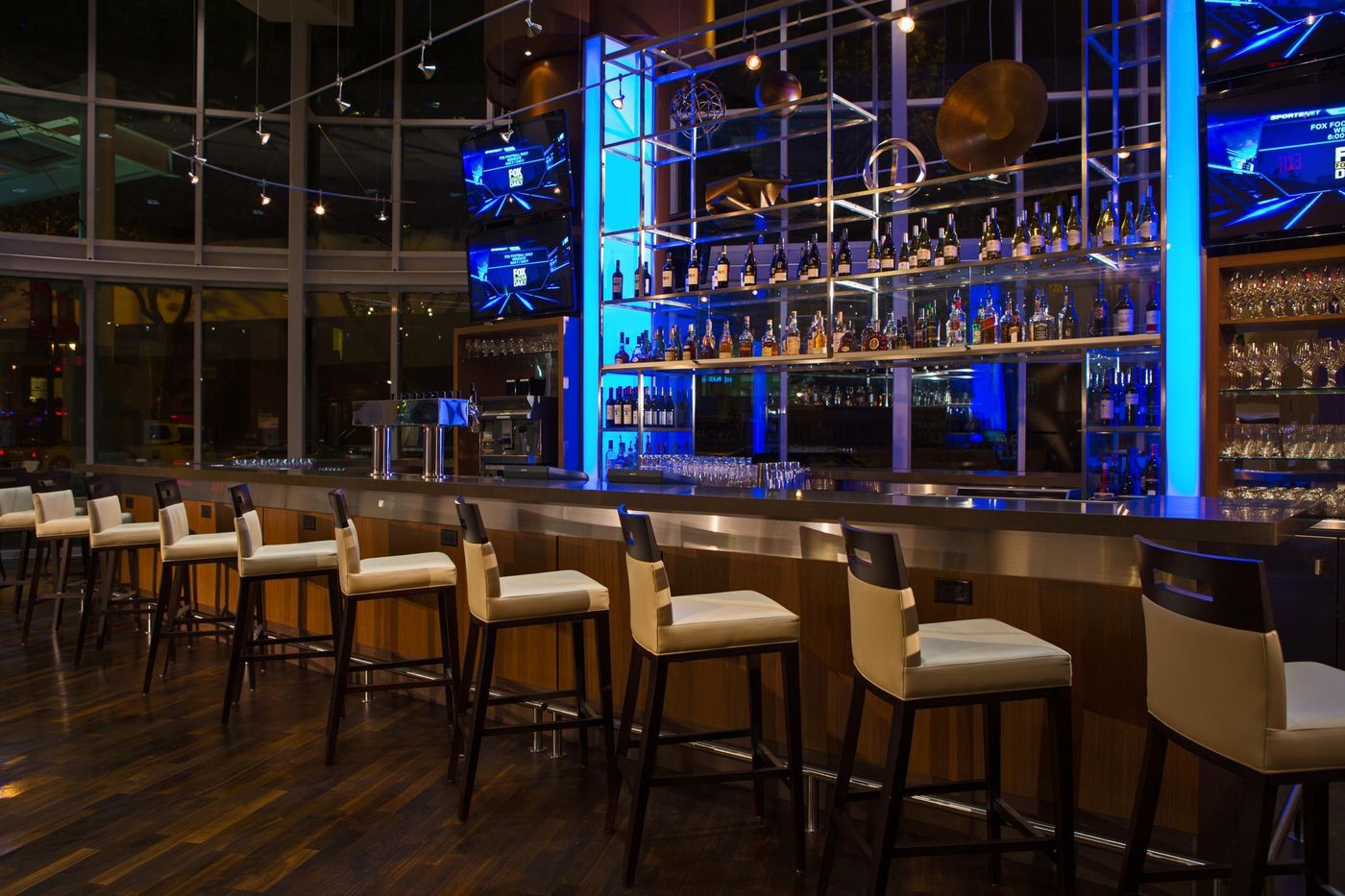 Vancouver-Marriott-Pinnacle-Downtown-Bar-15