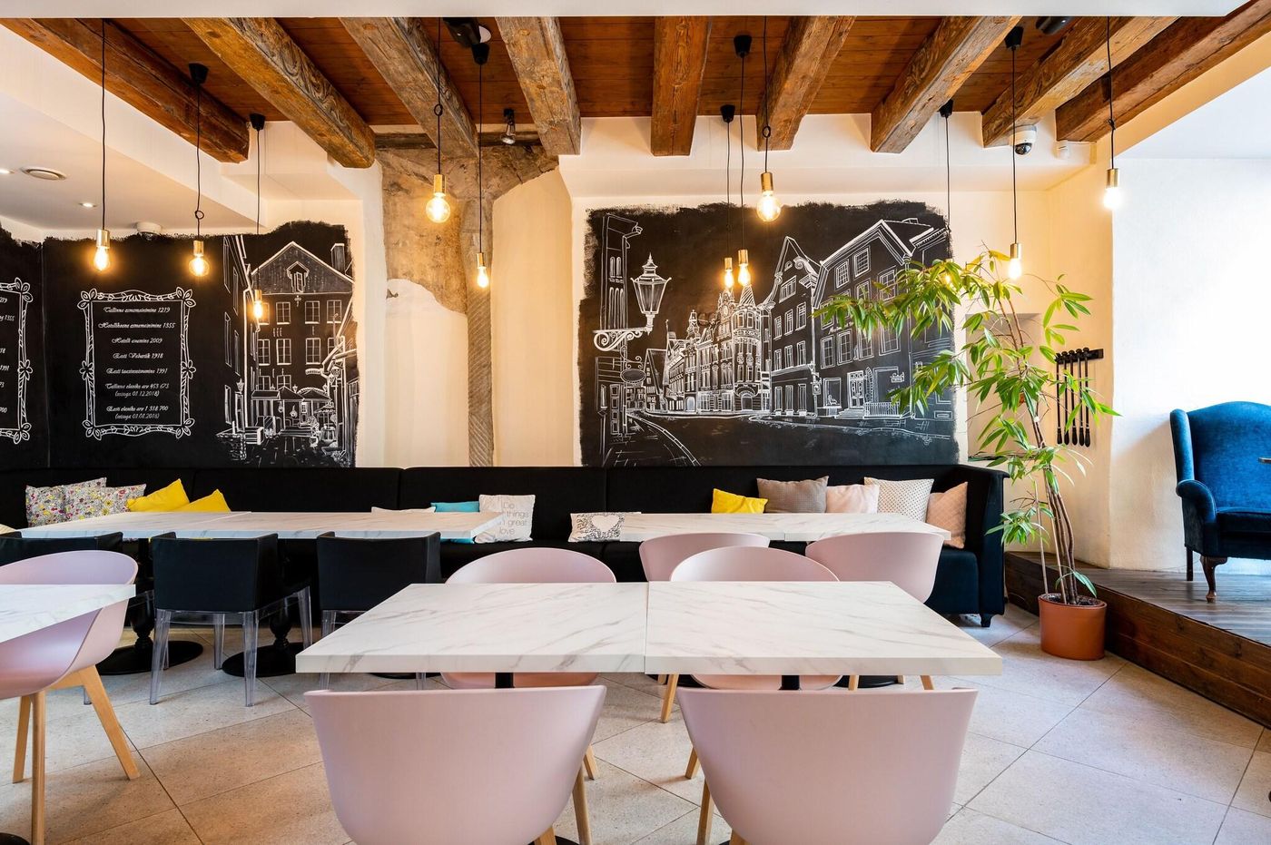 Meriton-Old-Town-Garden-Bar-10