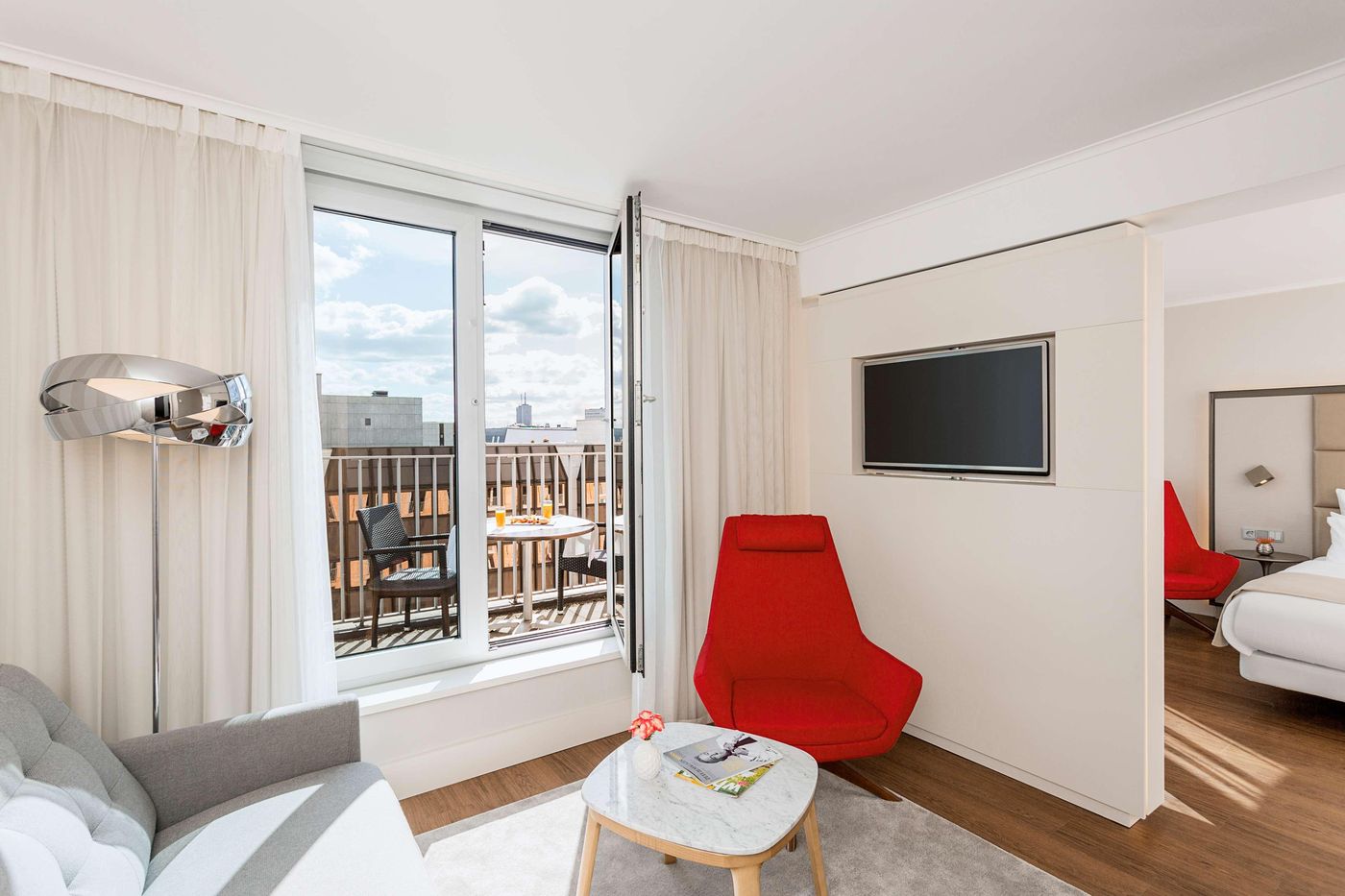 NH-Collection-Berlin-Mitte-am-Checkpoint-Charlie-Room-7