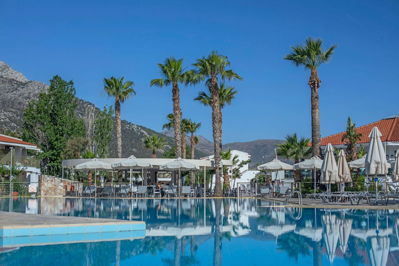 Golden-Coast-Hotel-and-Bungalows-Pool-50