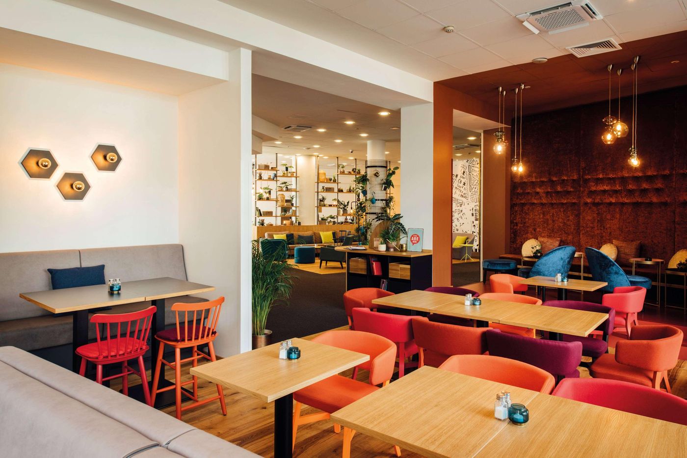 Vienna-House-Easy-by-Wyndham-Cracow-Lobby-14