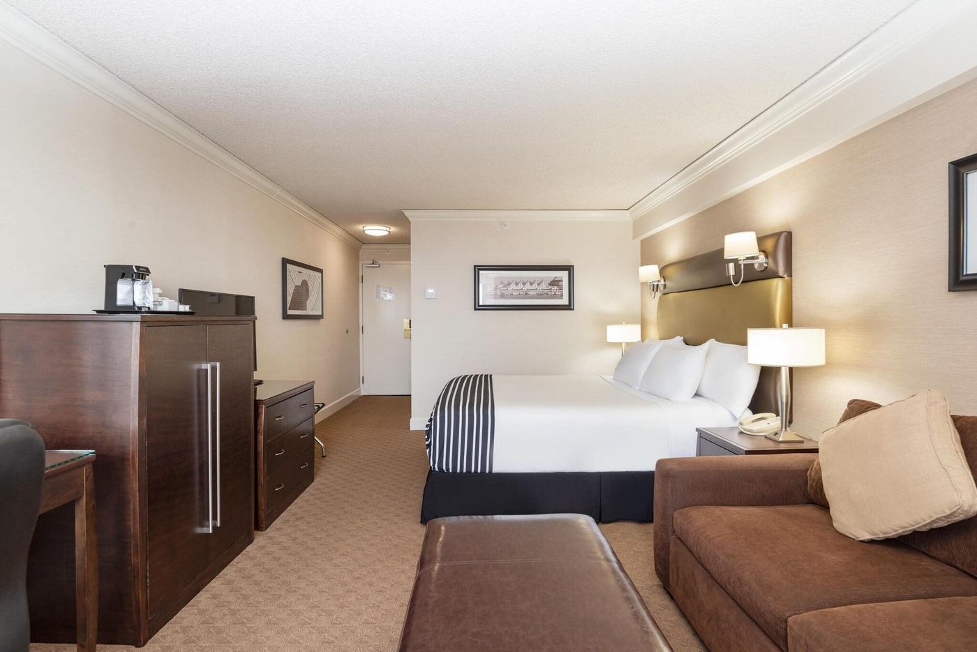 Sandman-Signature-Hotel---Resort-Vancouver-Airport-Room-12