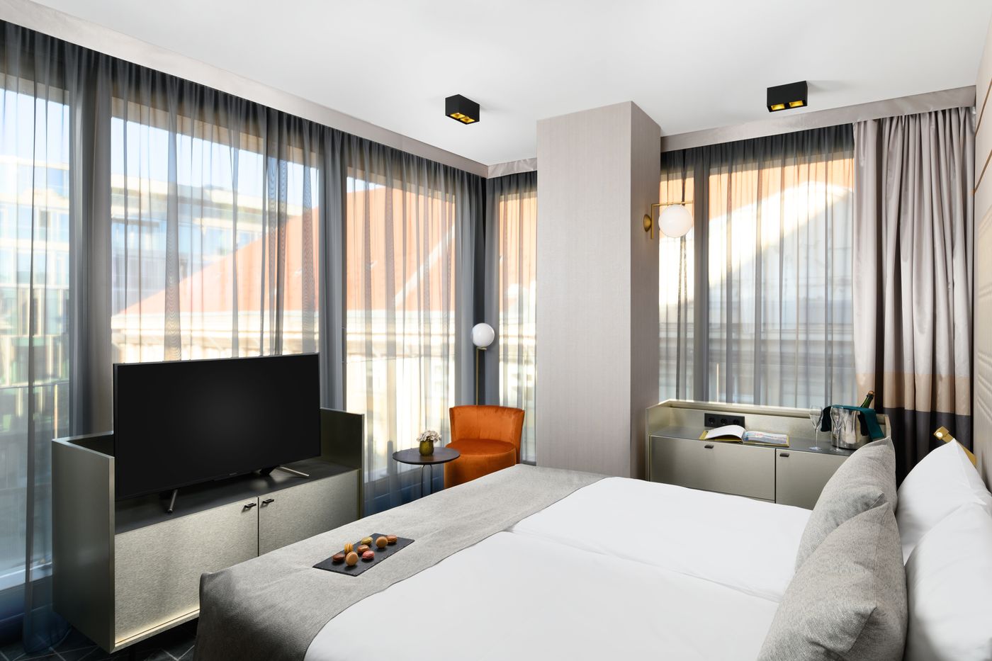 Hotel-Emerald---Suites-Room-31