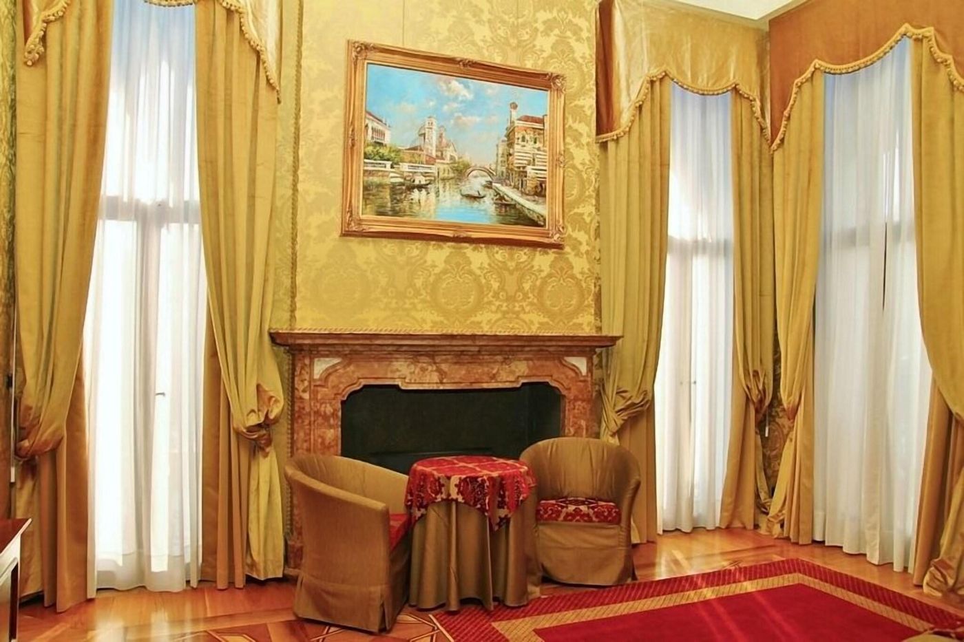 Pesaro-Palace-Room-19