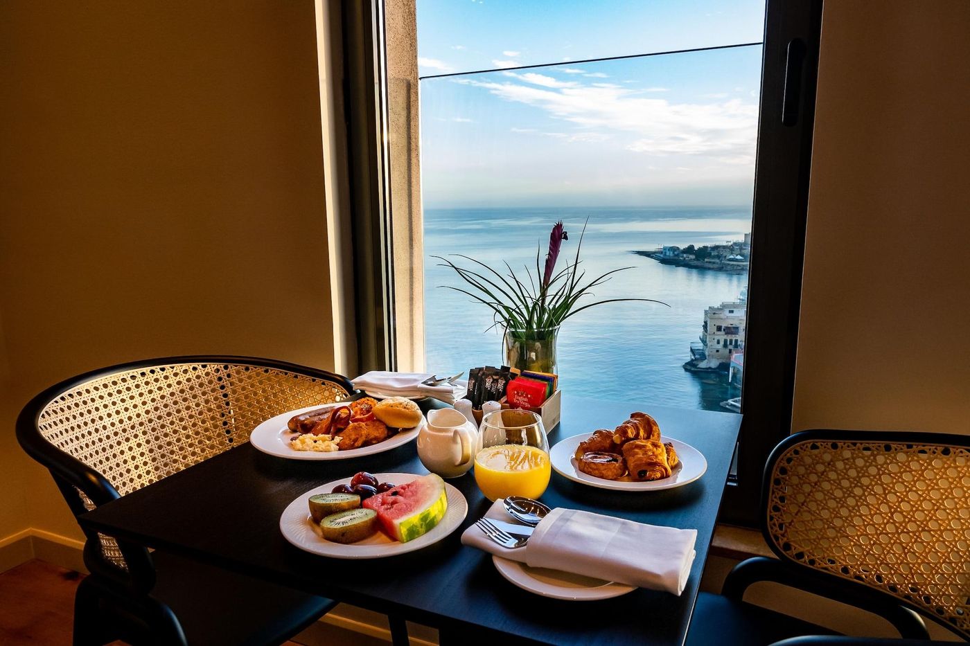 Le-Meridien-St--Julians-Hotel---Spa-Room-47