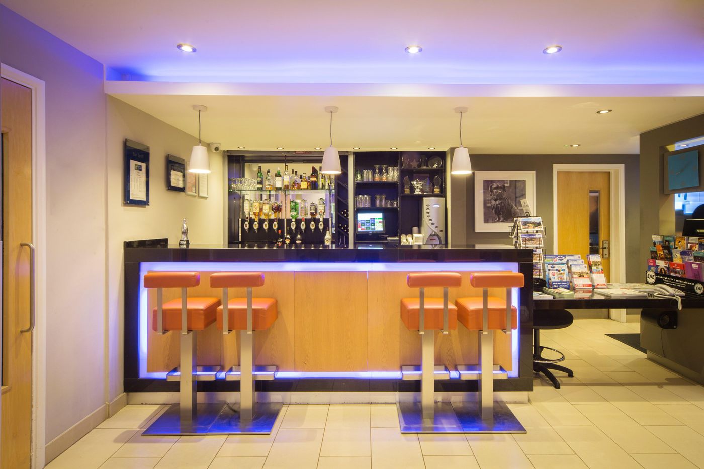 Holiday Inn Express Edinburgh Royal Mile - United Kingdom - EDINBURGH - Bar - 1