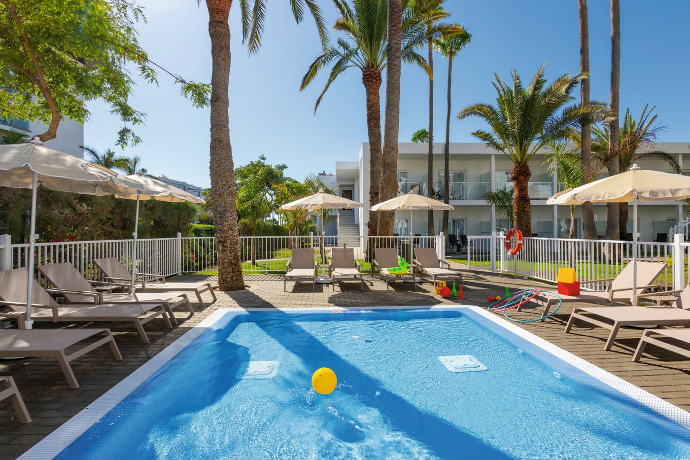 Riu-Palmeras-Pool-10