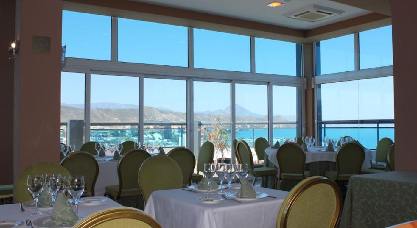 La Familia Gallo Rojo