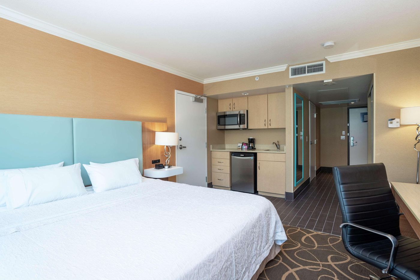 Hampton-Inn---Suites-By-Hilton-Vancouver-Downtown-Room-7