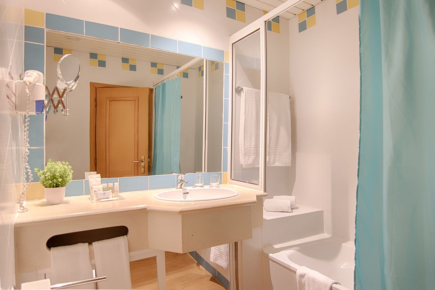 Luna-Miramar-Room-30