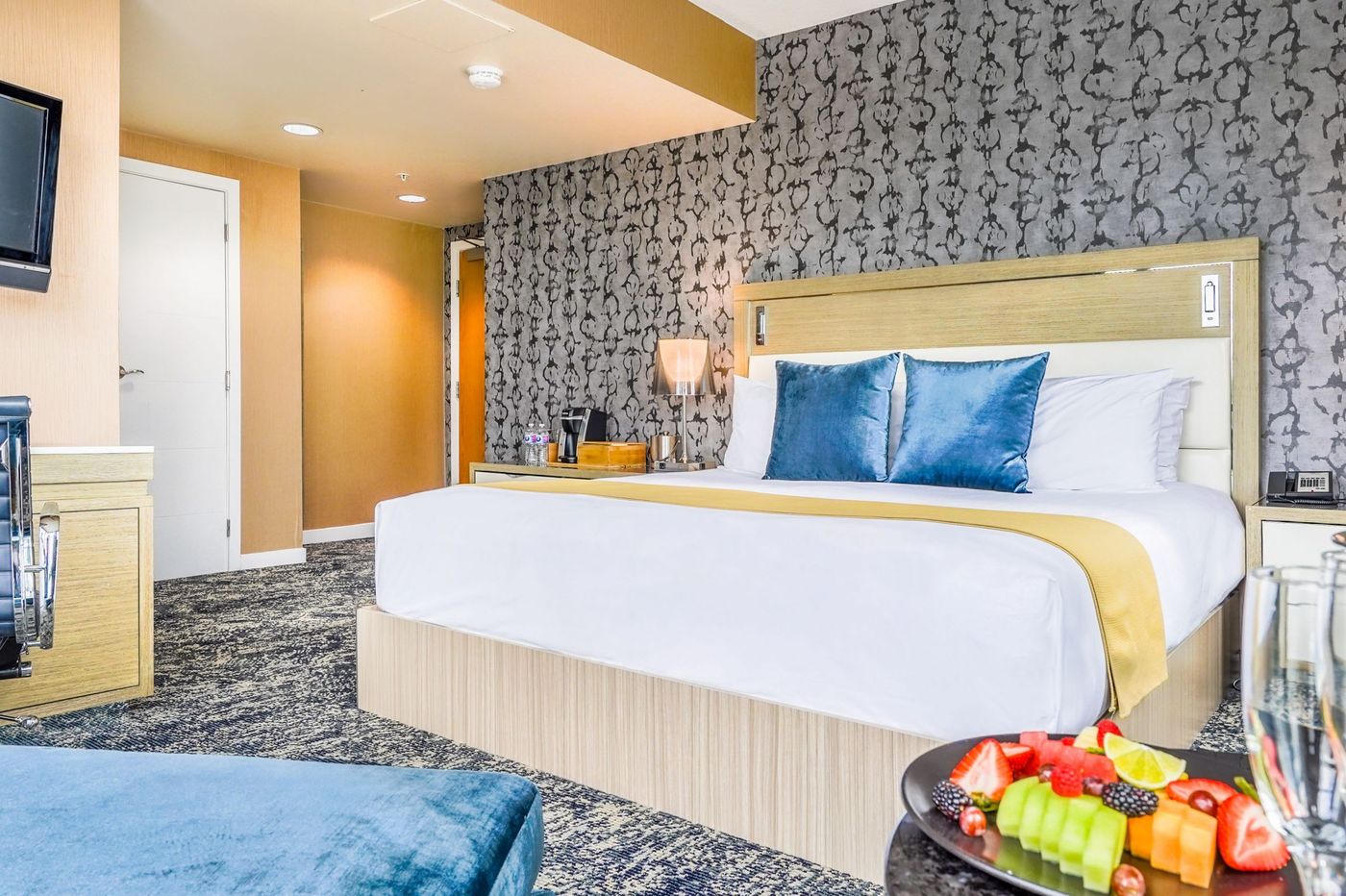 Executive-Plaza-Hotel-Conference-Centre-Coquitlam-BC-Room-26