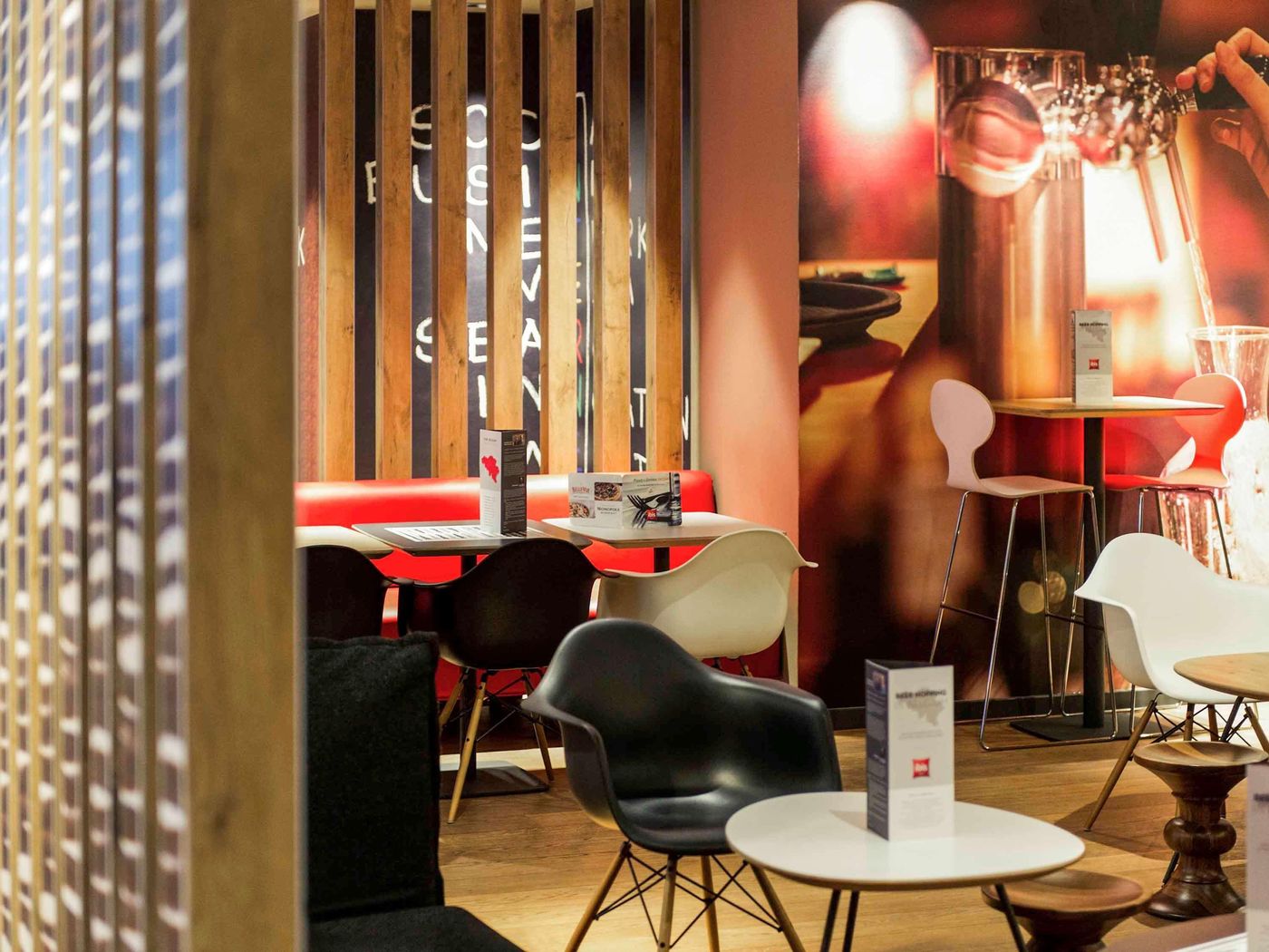 ibis-Brussels-City-Centre-Bar-23