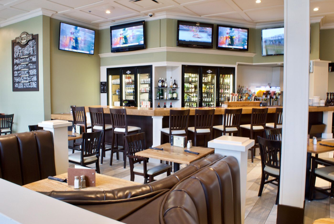 Holiday-Inn-Vancouver-Airport-Bar-14
