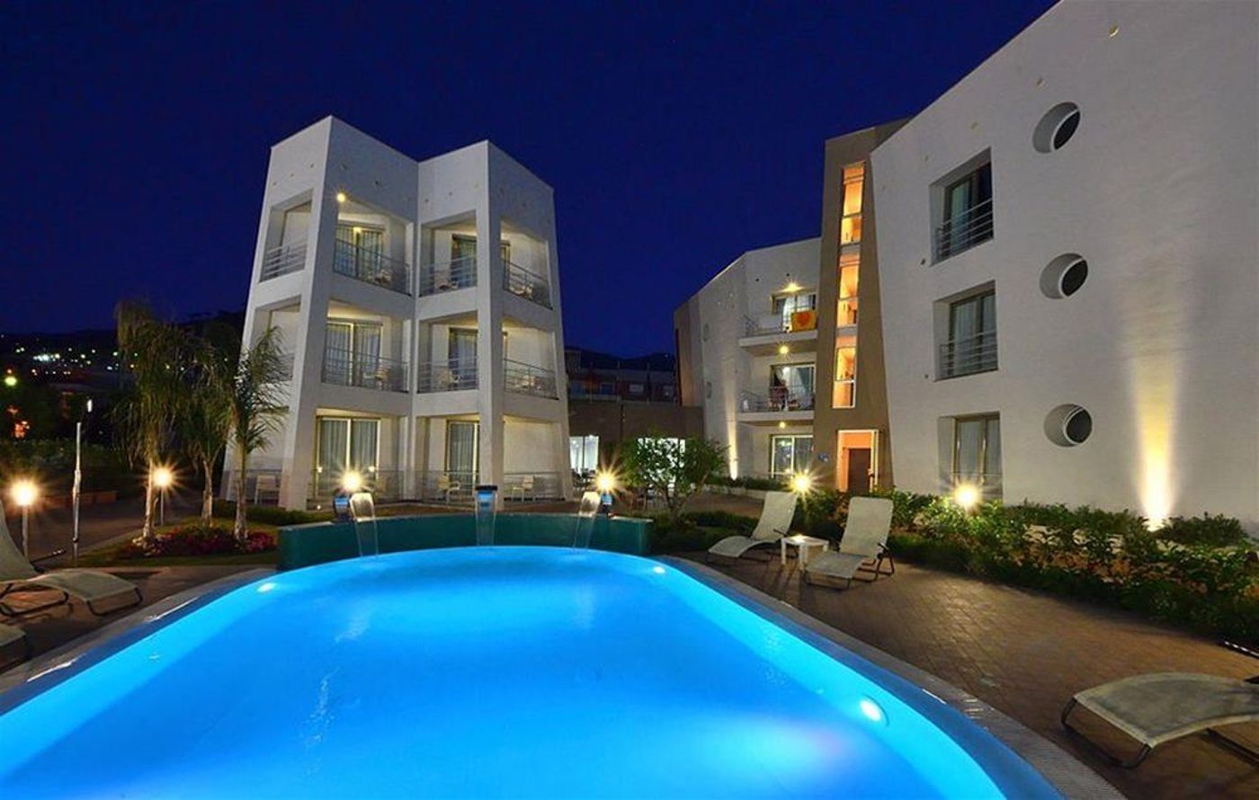 Astro-Suite-Hotel-Pool-1