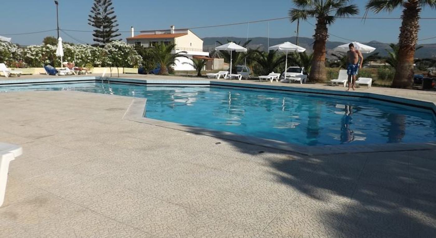 Leonidas Hotel And Studios