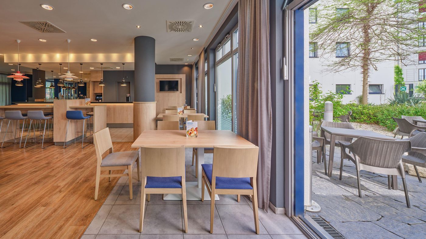 Holiday-Inn-Express-Berlin-City-Centre-Restaurant-13