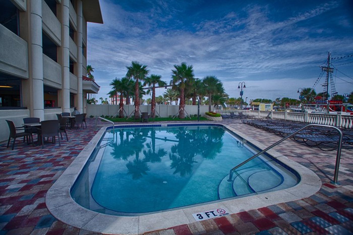 Pier House 60 Marina Hotel