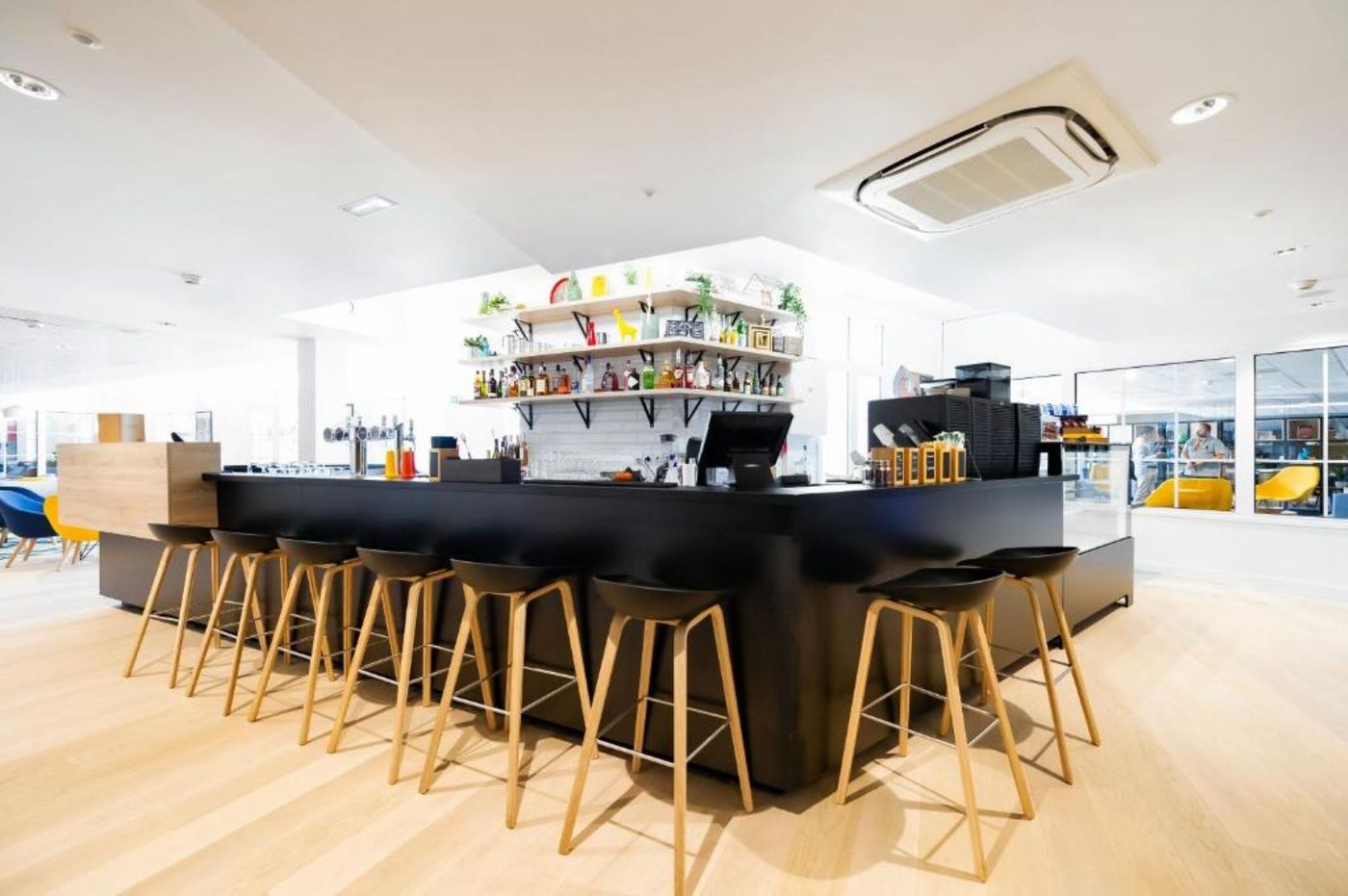 Staycity-Aparthotels-near-Disneyland---Paris-Bar-17