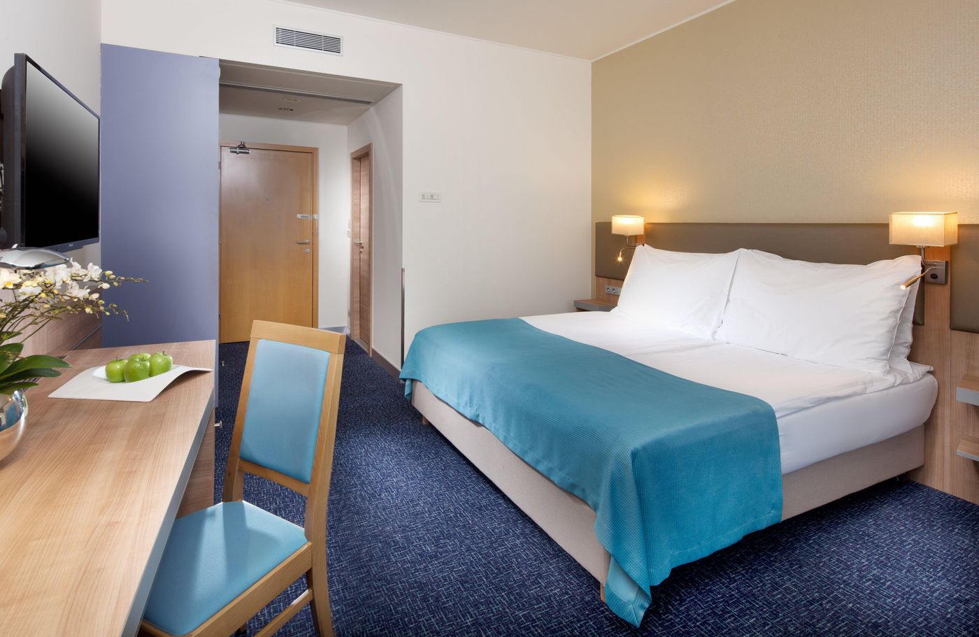 Holiday-Inn-Prague-Congress-Centre-Room-8