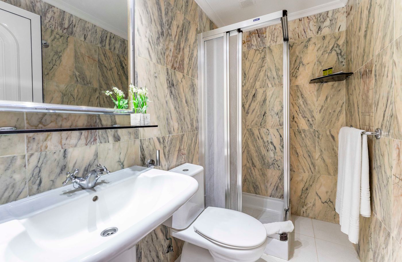 ONA-Hollywood-Mirage-Room-42