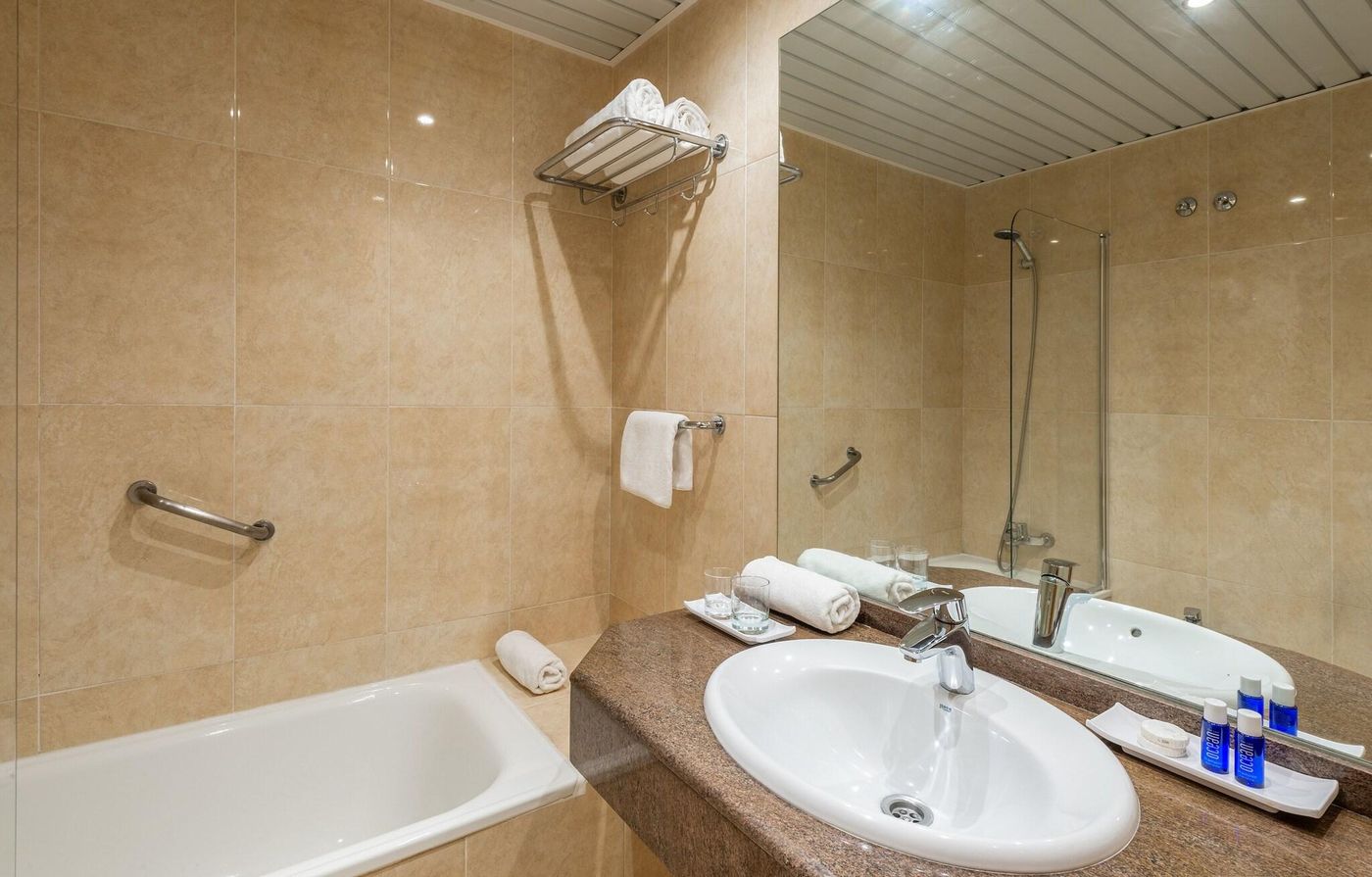 Las-Arenas-Affiliated-by-Melia-Room-43