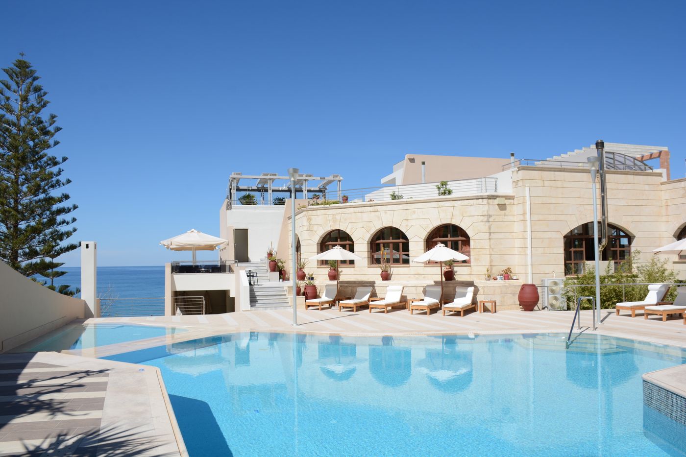 Macaris-Suites-and-Spa-Pool-3