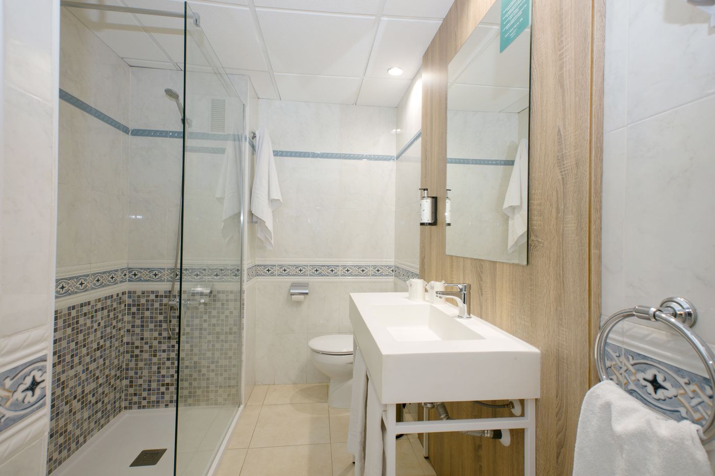 05.3 apartment bathroom.jpg