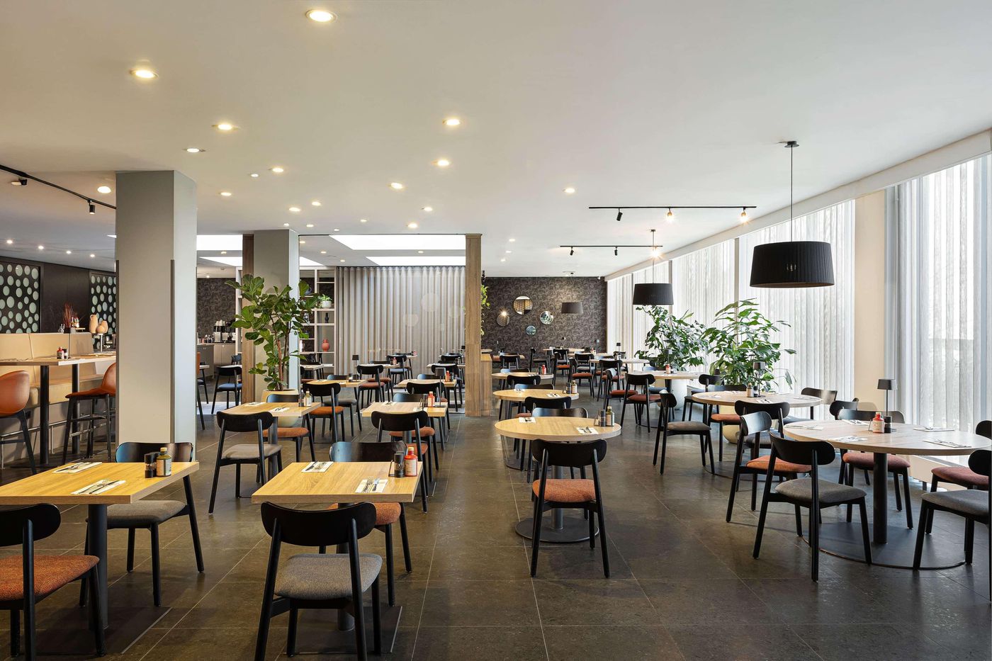 Ramada-by-Wyndham-Amsterdam-Airport-Schiphol-Restaurant-12