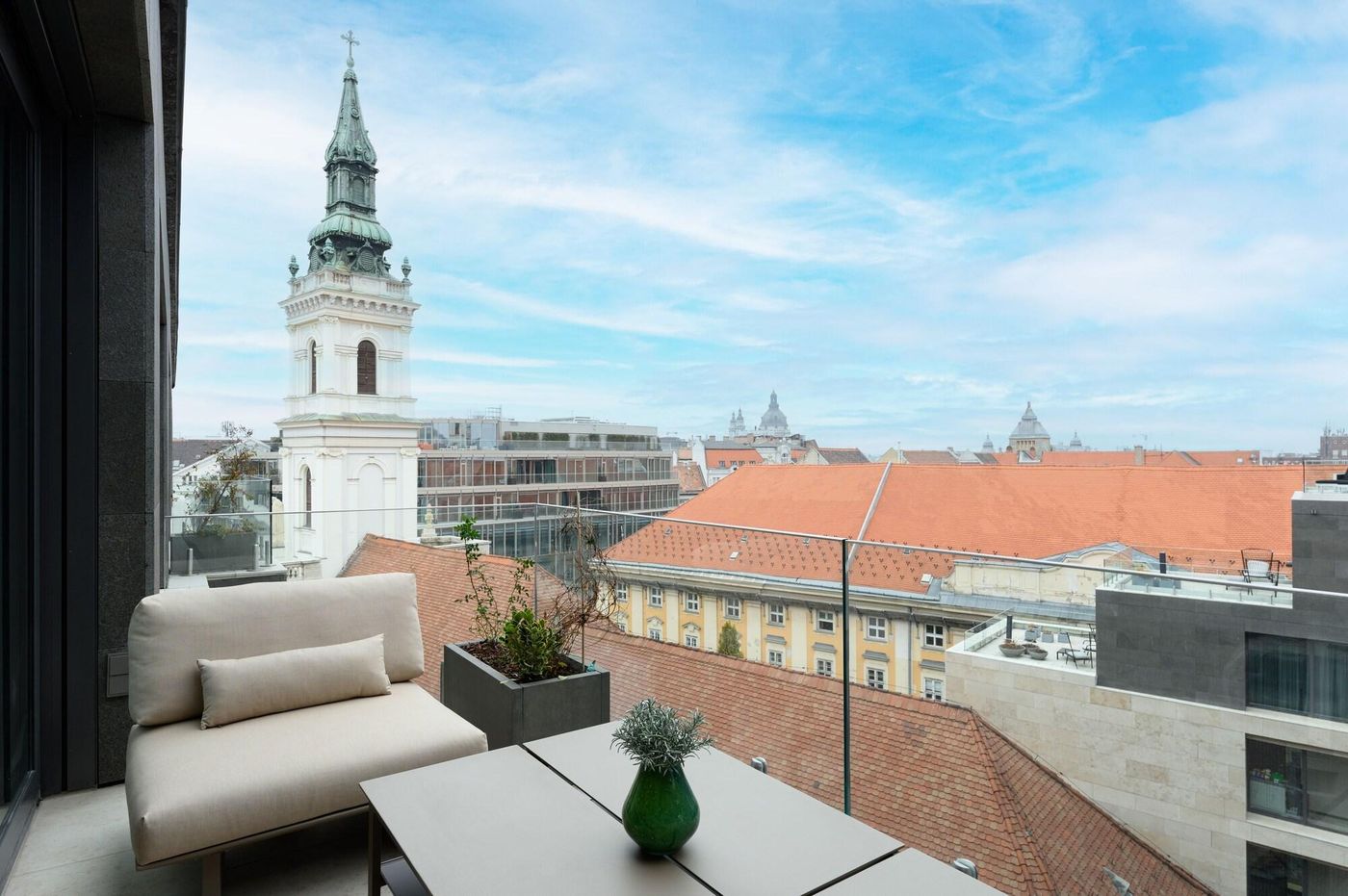 Hotel-Emerald---Suites-Room-9