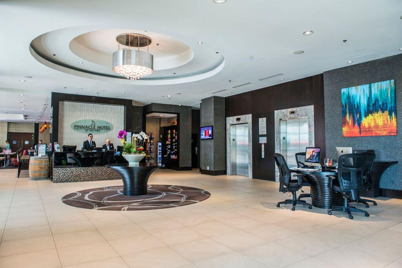 Pinnacle-Hotel-at-the-Pier-Lobby-13