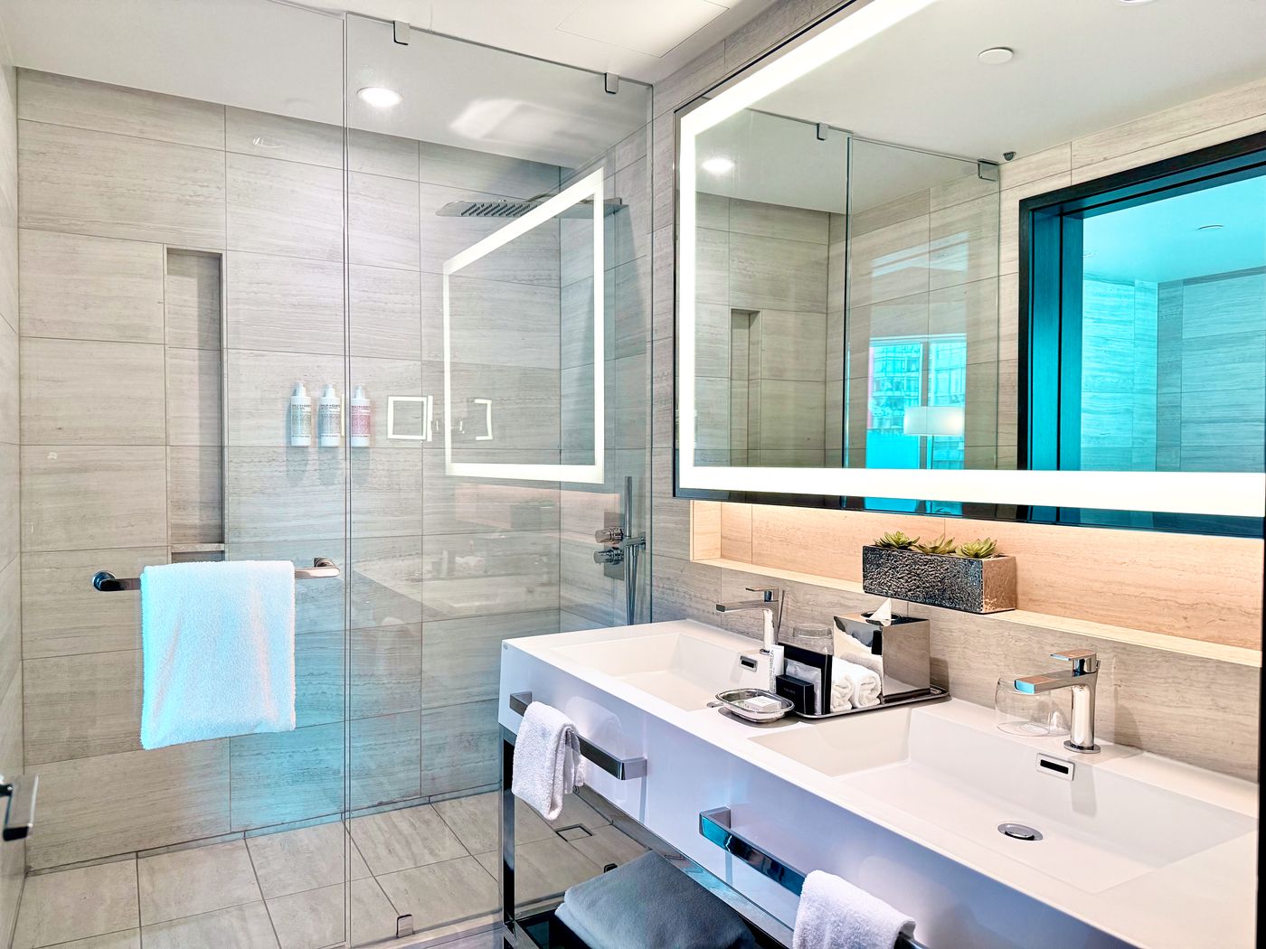 Paradox-Hotel-Vancouver-Room-45