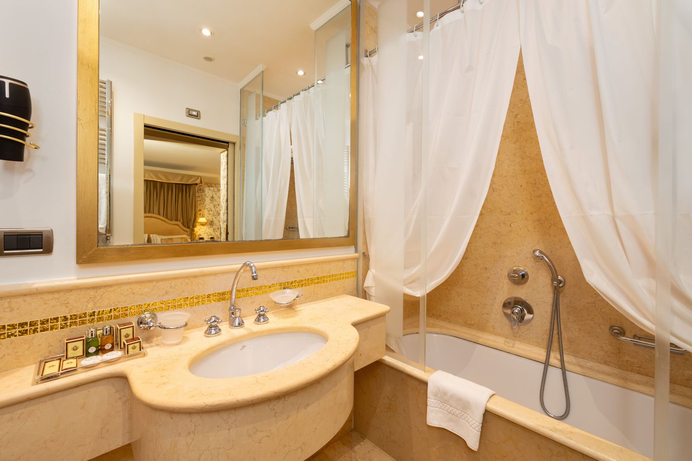 A-La-Commedia-Room-39