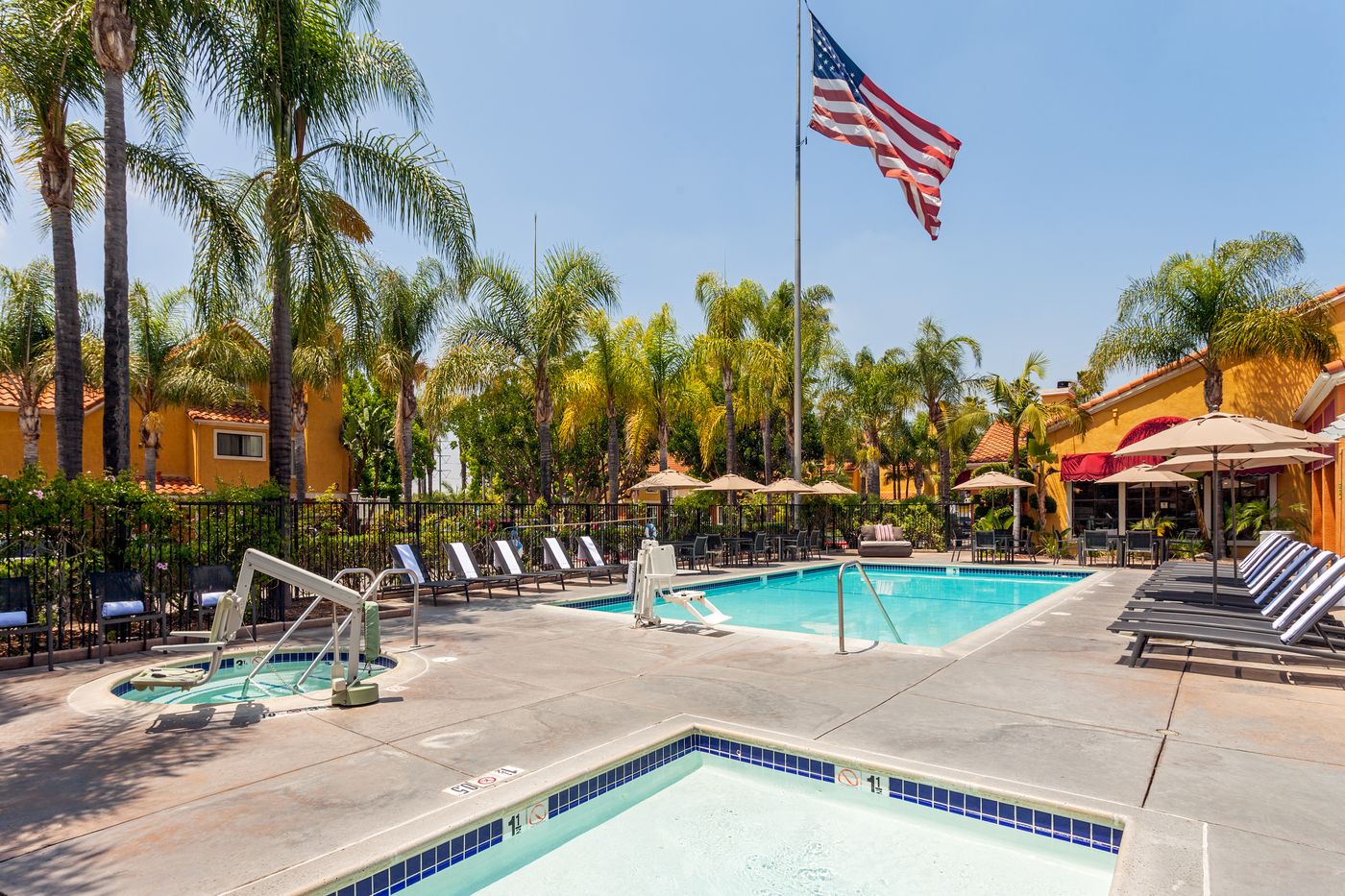 Clementine-Hotel---Suites-Anaheim-Pool-38
