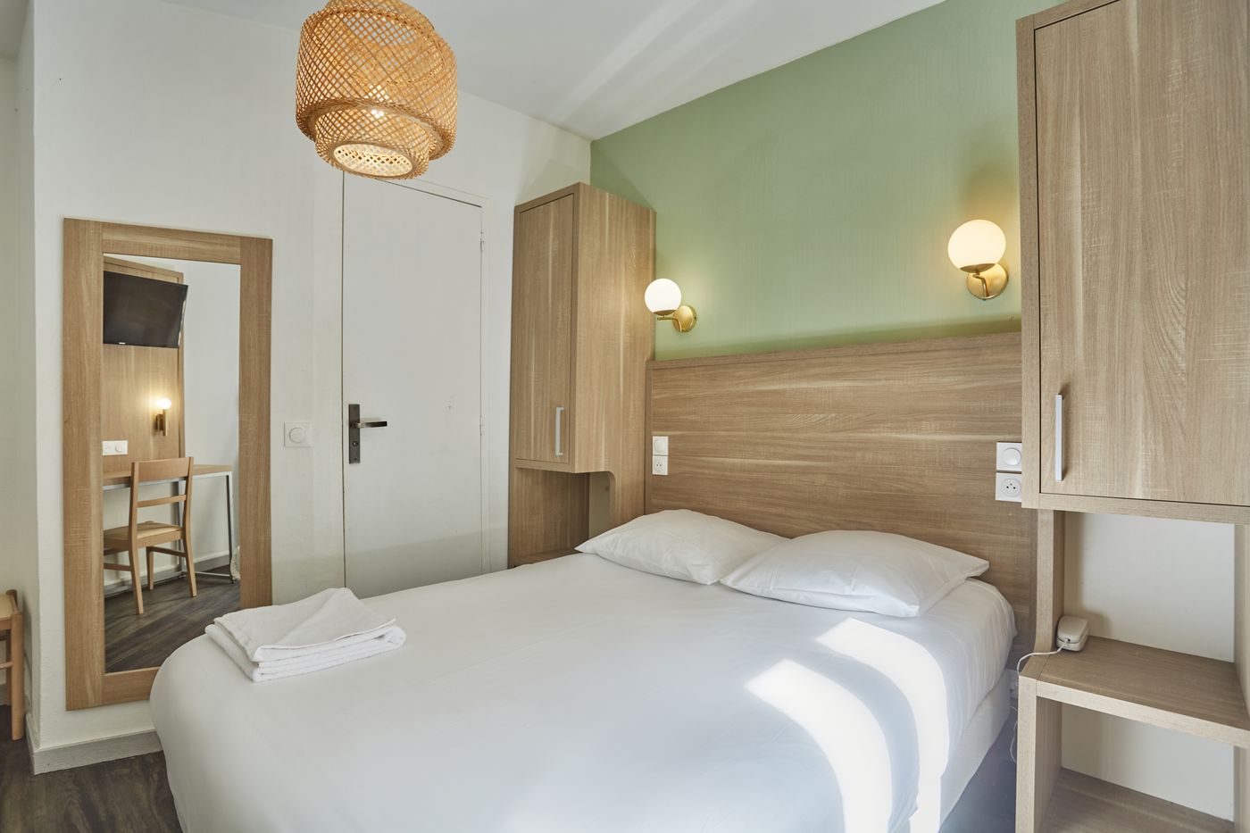 Hipotel-Paris-Gare-Du-Nord-Merryl-Room-4