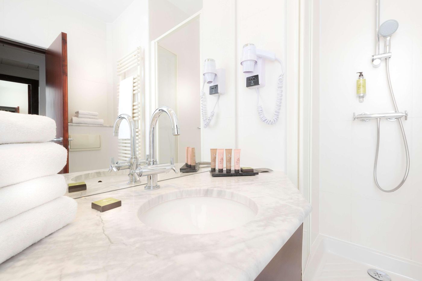 Montfleuri-Arc-de-Triomphe-Room-45