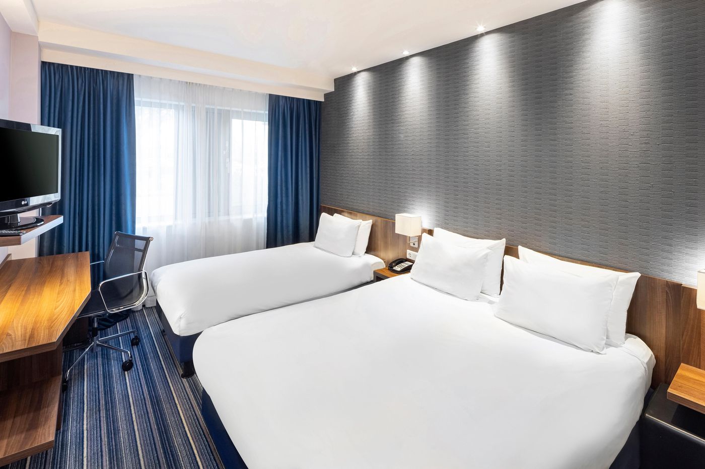 Holiday-Inn-Express-Amsterdam-South-Room-8