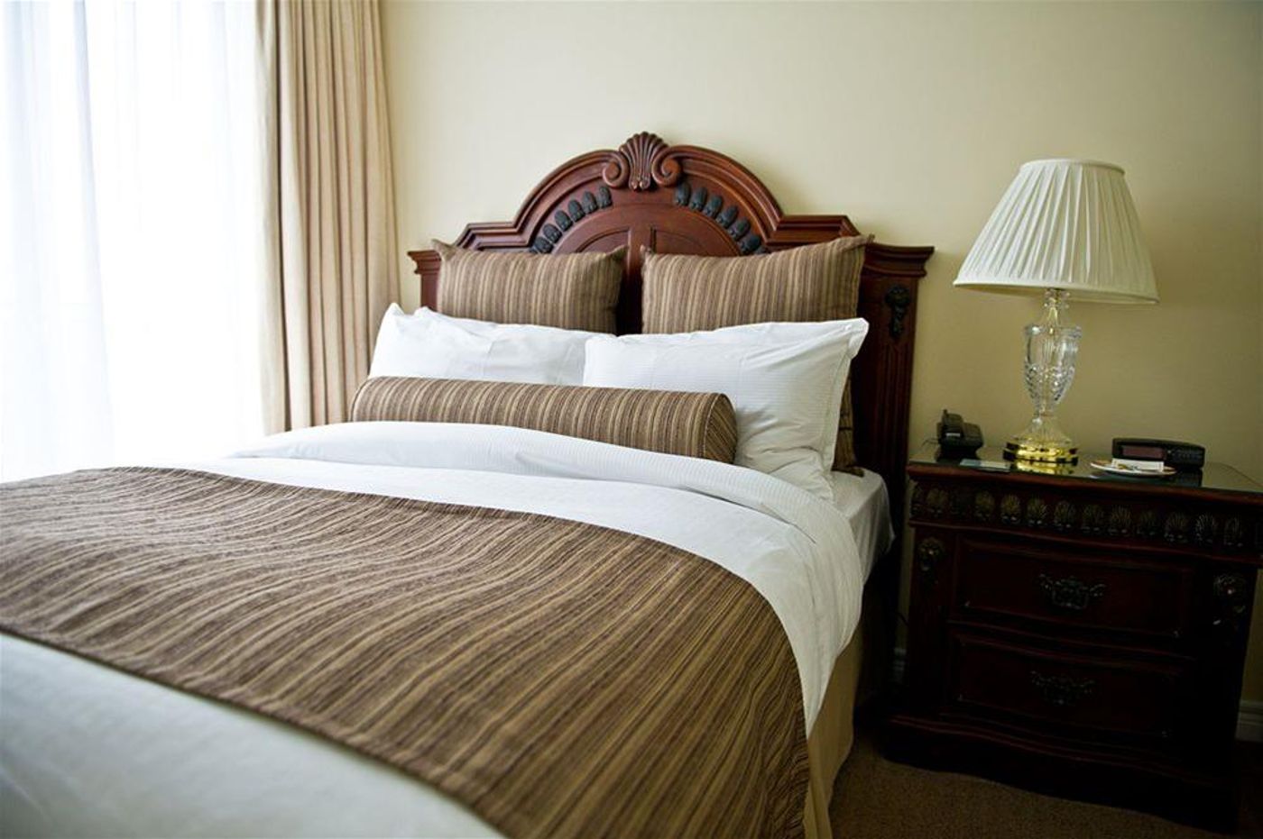 The Waterside Inn-Canada-MISSISSAUGA-Room-9