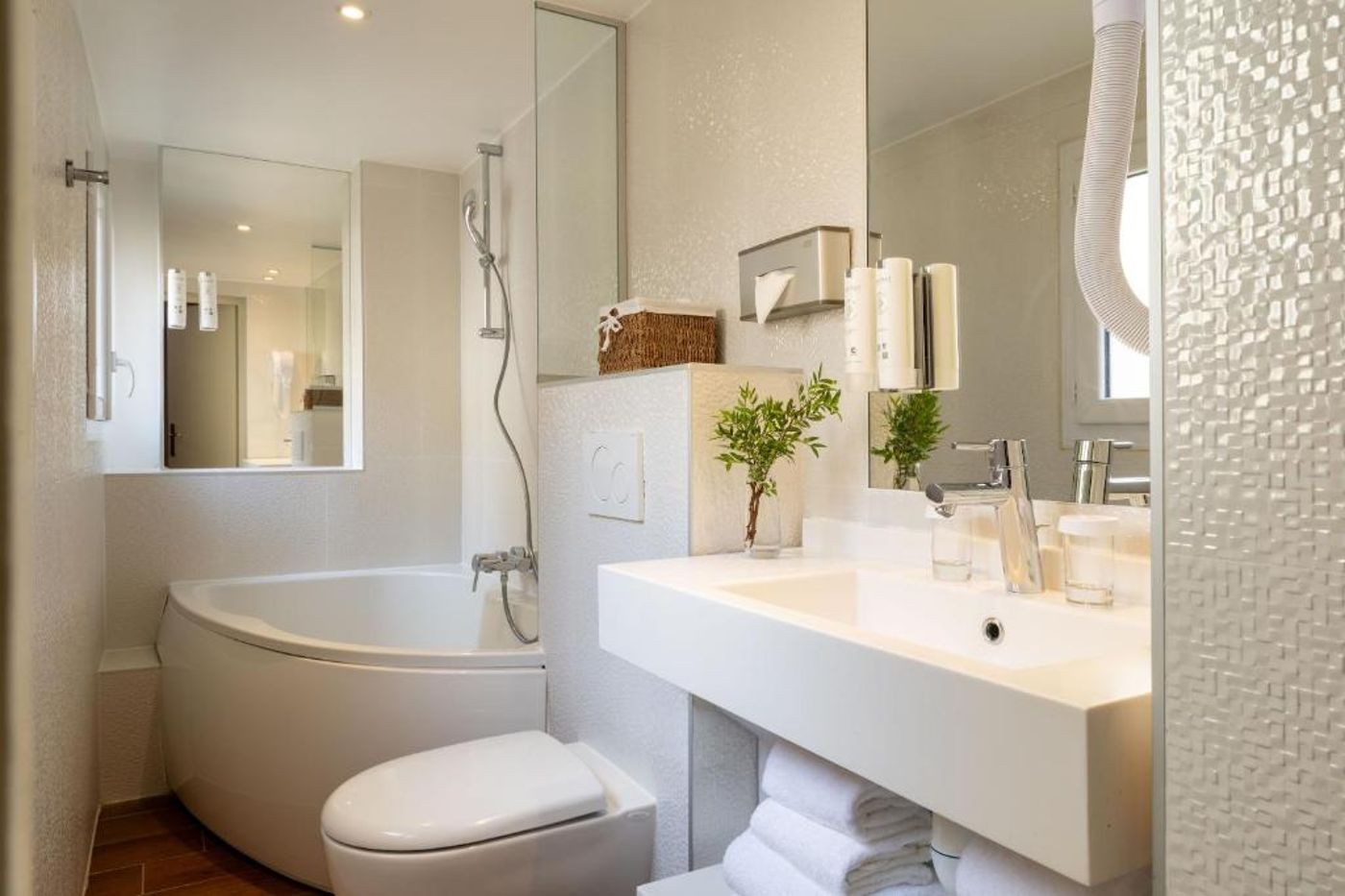 Hotel-Des-Deux-Continents-Room-21